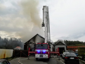 Hasiči bojovali s požárem autodílny. Střecha se propadla