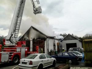 Hasiči bojovali s požárem autodílny. Střecha se propadla