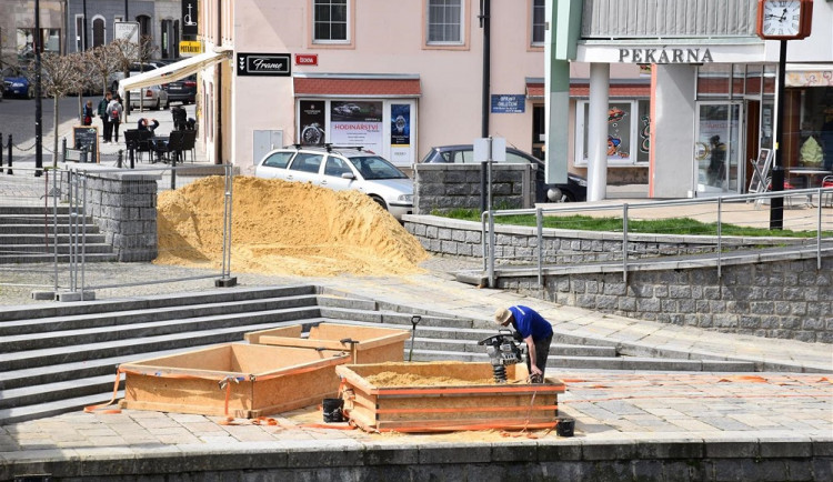 Na náplavce vznikají sochy z písku. Připomenou partnerská města