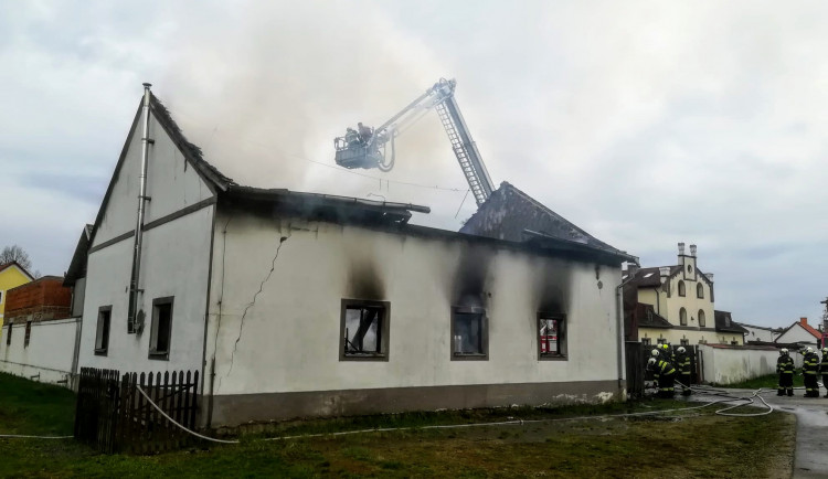 Hasiči bojovali s požárem autodílny. Střecha se propadla