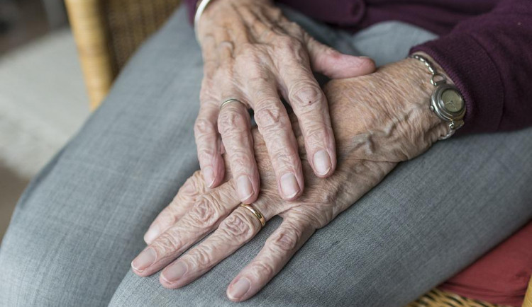 Zraněná seniorka upadla v bytě. Pomoc přivolala pomocí náramku
