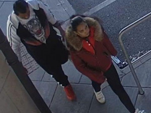 Poznáte muže a ženu na fotografiích? Snažili se vybrat peníze z karty, o kterou majitelka přišla ve Strakonicích