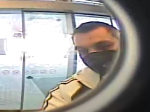 Poznáte muže a ženu na fotografiích? Snažili se vybrat peníze z karty, o kterou majitelka přišla ve Strakonicích