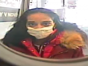 Poznáte muže a ženu na fotografiích? Snažili se vybrat peníze z karty, o kterou majitelka přišla ve Strakonicích