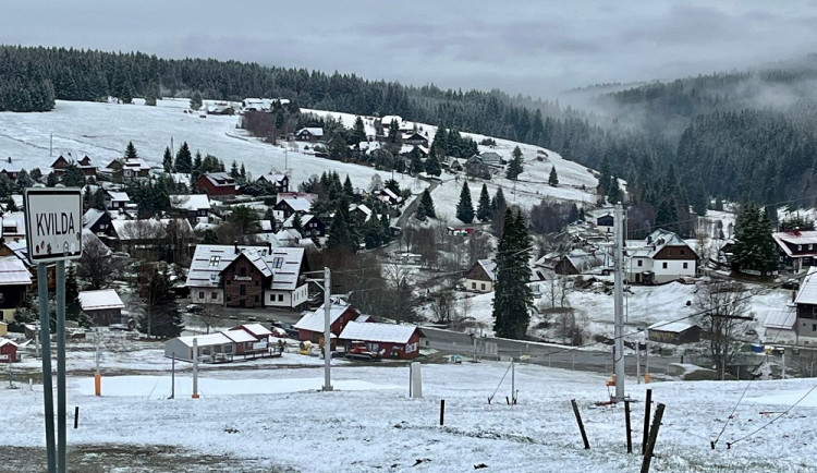 Kvildu zasypal na sníh.