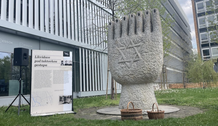 Osmdesát let od transportu AKB. U sedmiramenného svícnu si lidé připomněli oběti holocaustu
