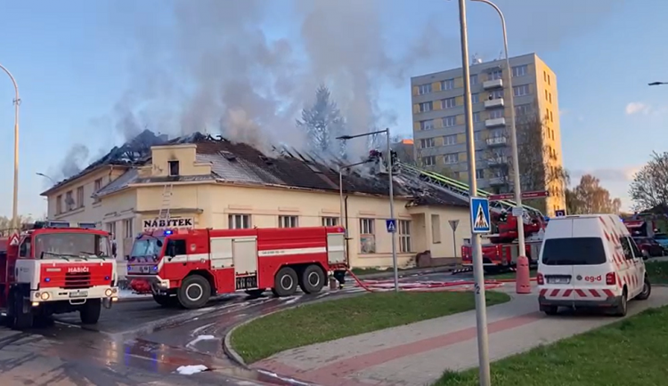 Při požáru ubytovny uteklo z domu 24 lidí. Při zásahu se část objektu zřítila
