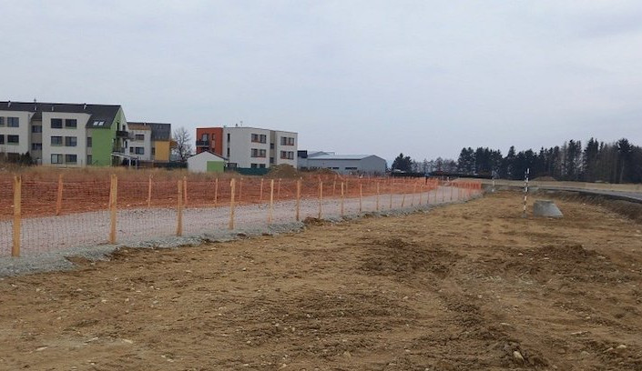 Lidé si u Včelné krátí cestu přes stavbu jižní tangenty. Hrozí nebezpečí úrazu, varuje starostka obce