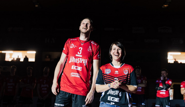 Radek Mach s manželkou při slavnostním ceremoniálu.
