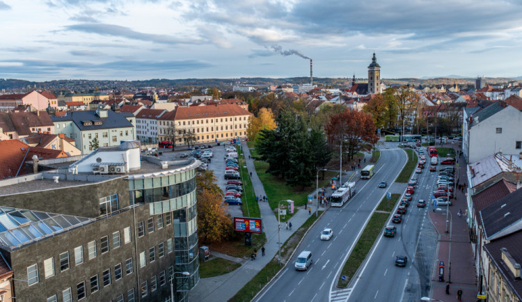 Na Pražské třídě v Českých Budějovicích se stala nehoda. Policisté vyšetřují střet auta s chodcem