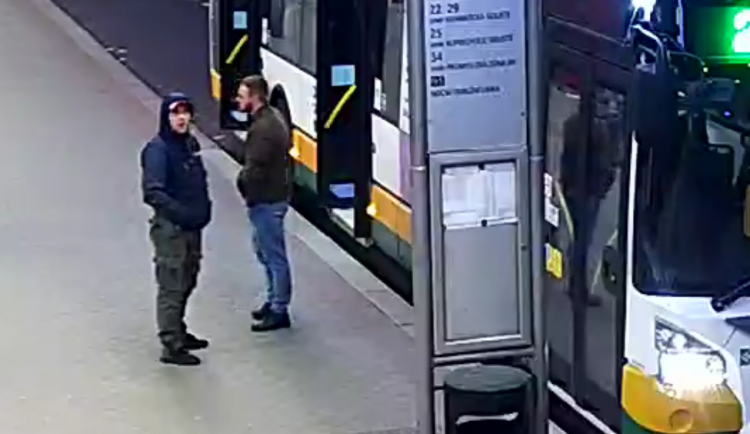 Liberečtí policisté pátrají po totožnosti svědků z Fügnerky. Poznáváte je?