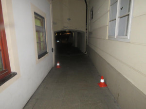 Opilá žena chtěla autem projet Solnou bránou. Namířeno měla do nemocnice