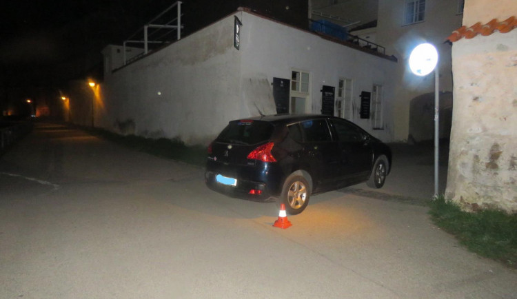 Opilá žena chtěla autem projet Solnou bránou. Namířeno měla do nemocnice