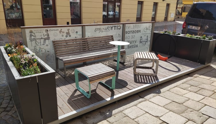 Posezení na kávu místo parkovacího stání. Od minulého týdne mohou občané využít parklet v Palackého ulici