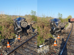 Při střetu vlaku s osobním automobilem u Černého Dubu zemřel člověk. Motor našli policisté mimo vůz