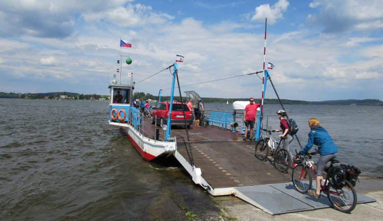 Dva přívozy na Lipně přepravují turisty. Třetí čeká na dokončení rekonstrukce