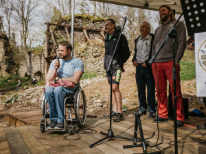 Pěšky, na kole nebo po vodě: Na Karlově Hrádku začala nová sezóna