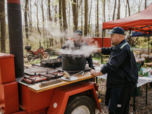 Pěšky, na kole nebo po vodě: Na Karlově Hrádku začala nová sezóna