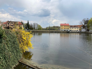 Lávka přes Vajgar v centru Jindřichova Hradce je ve špatném stavu. Na několik dní ji uzavřou