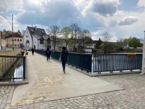 Lávka přes Vajgar v centru Jindřichova Hradce je ve špatném stavu. Na několik dní ji uzavřou