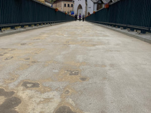 Lávka přes Vajgar v centru Jindřichova Hradce je ve špatném stavu. Na několik dní ji uzavřou
