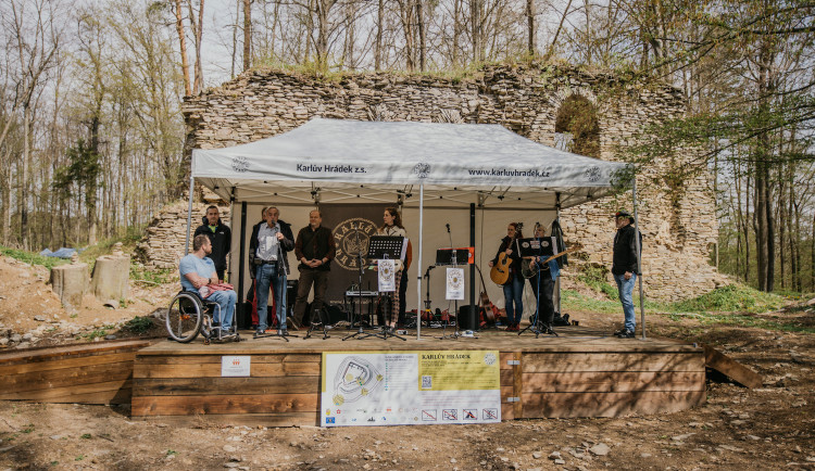 Pěšky, na kole nebo po vodě: Na Karlově Hrádku začala nová sezóna