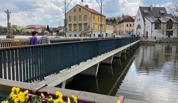 Lávka přes Vajgar v centru Jindřichova Hradce je ve špatném stavu. Na několik dní ji uzavřou