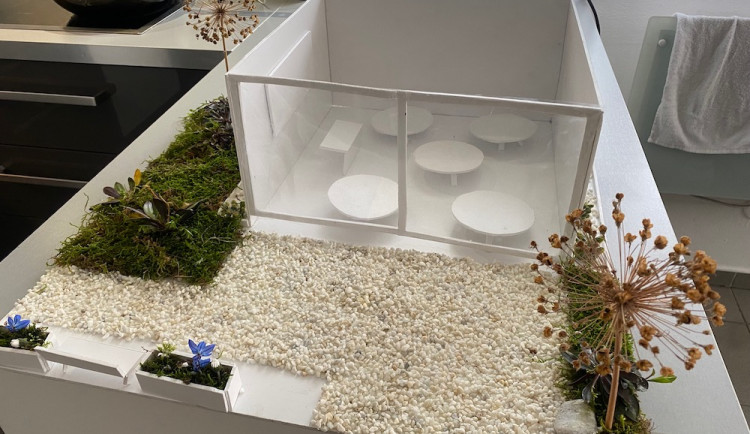 Českobudějovická obchodní akademie vyhrála prestižní soutěž s projektem venkovní učebny