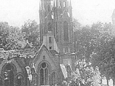 Demolice synagogy v Českých Budějovicích. Zdroj: Repro M. Pecha - V. Vondra, Českobudějovicko v době nacistické okupace a osvobození : 1939-1945 (2006), obr. příl. a Naše dny se naplnily : z historie Židů v jižních Čechách (2002), s. 288