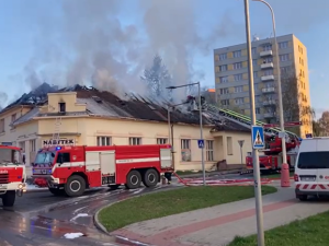 Policie hledá svědky požáru ubytovny v Táboře. Z domu uteklo 24 lidí