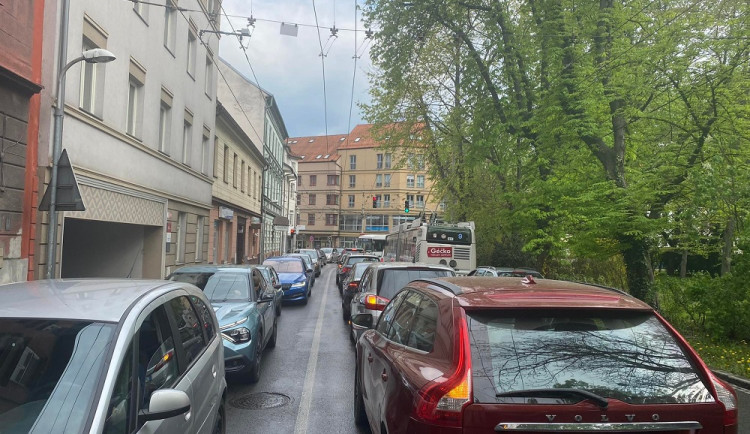 Budějovice zažívají dopravní peklo. Dopravní podnik se omluvil a oslovil ty, kteří mohou nechat auto doma