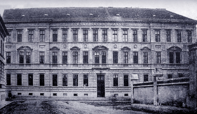 Budova českých škol reálných kolem roku 1900, zde v letech 1960 až 1996 sídlila Provozně ekonomická fakulta Vysoké školy zemědělské Praha.