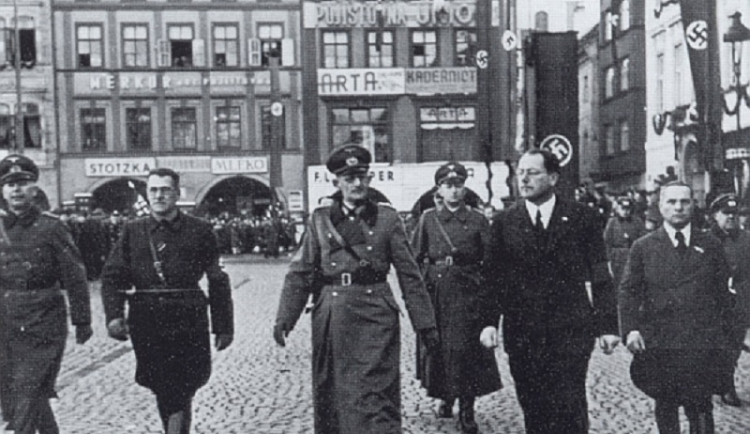 Snímek z 15. března roku 1939. Friedrich David je na snímku druhý zprava. Vedle něj kráčí představitelé německé okupační správy. Zdroj: Repro Encyklopedie Českých Budějovic (2006), s. 111, sbírka M. Pechy