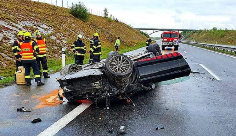 Řidič havaroval na D3 u Soběslavi. Záchranáři rozvezli do nemocnic tři zraněné