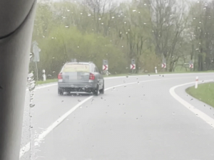 VIDEO: Řidič na silnici kličkoval a přejížděl do protisměru. Svědci zavolali policii