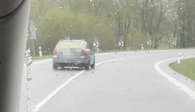 VIDEO: Muž s autem nebezpečně kličkoval na silnici. Ostatní řidiči ho zastavili