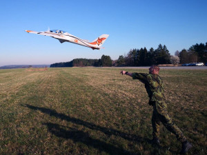 Při výcviku zachytávali i model letadla. Foto: Foto: František Hammerbauer