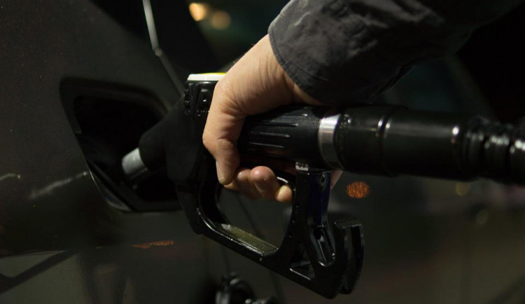 Spotřební daň z nafty a benzinu se na léto sníží o více jak korunu na litr