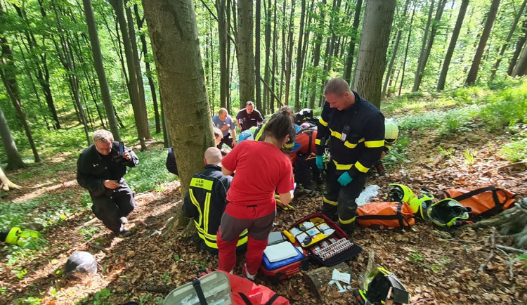 Převrátila se na ně čtyřkolka. Záchrana dvou osob u Mimoně si vyžádala pomoc vrtulníku