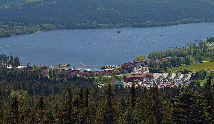 Proti obrovské zástavbě na Lipně sepsali lidé petici. V květnu ji projednají krajští zastupitelé