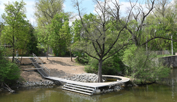 Cyklisté i chodci se cítí u brněnské Svratky komfortněji. Přibyly nové lávky, rampa i altán