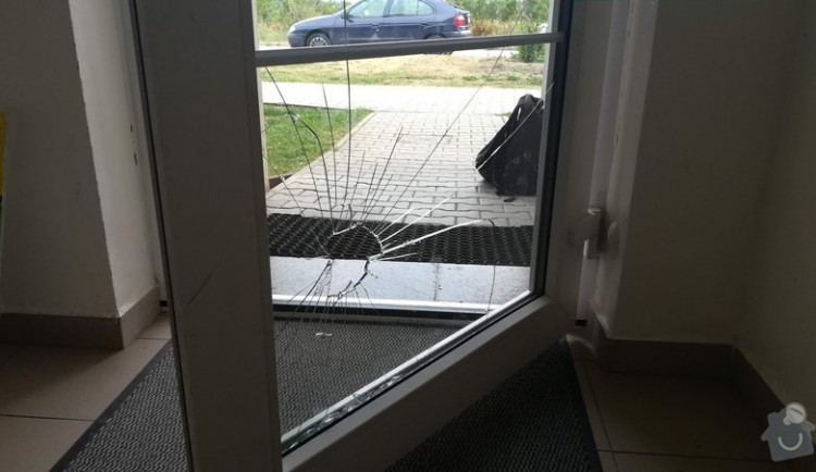 Zvláštní záliba. Muž opakovaně házel lahve a kameny do vstupních dveří domů, hrozí mu až tři roky