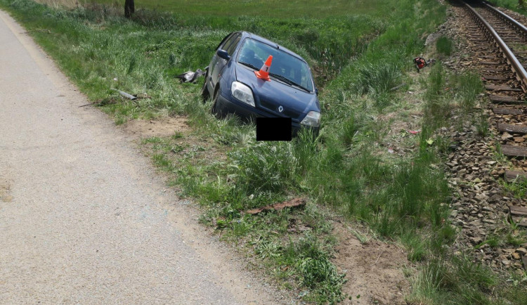 Osmadevadesátiletý senior vjel na nezabezpečený přejezd. Vlak auto odhodil na trávník