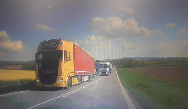 VIDEO: Řidič kamionu nebezpečně předjížděl. Incident natočila palubní kamera v policejním autě