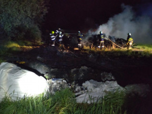 Noční požár skládky v Brloze.