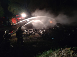 Noční požár skládky v Brloze.