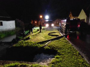 Noční požár skládky v Brloze.