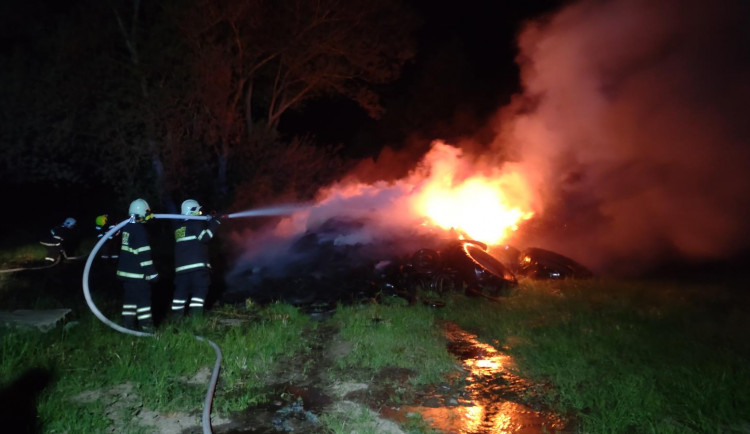 Noční požár skládky v Brloze.