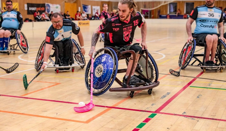 Stíhá hrát basketbal i florbal ve dvou zemích. Sport přináší lidem na vozíku sebevědomí, říká Ivan Nestával