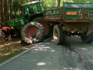 Řidička narazila do traktoru. Pár minut poté na místě havaroval ještě jeřáb